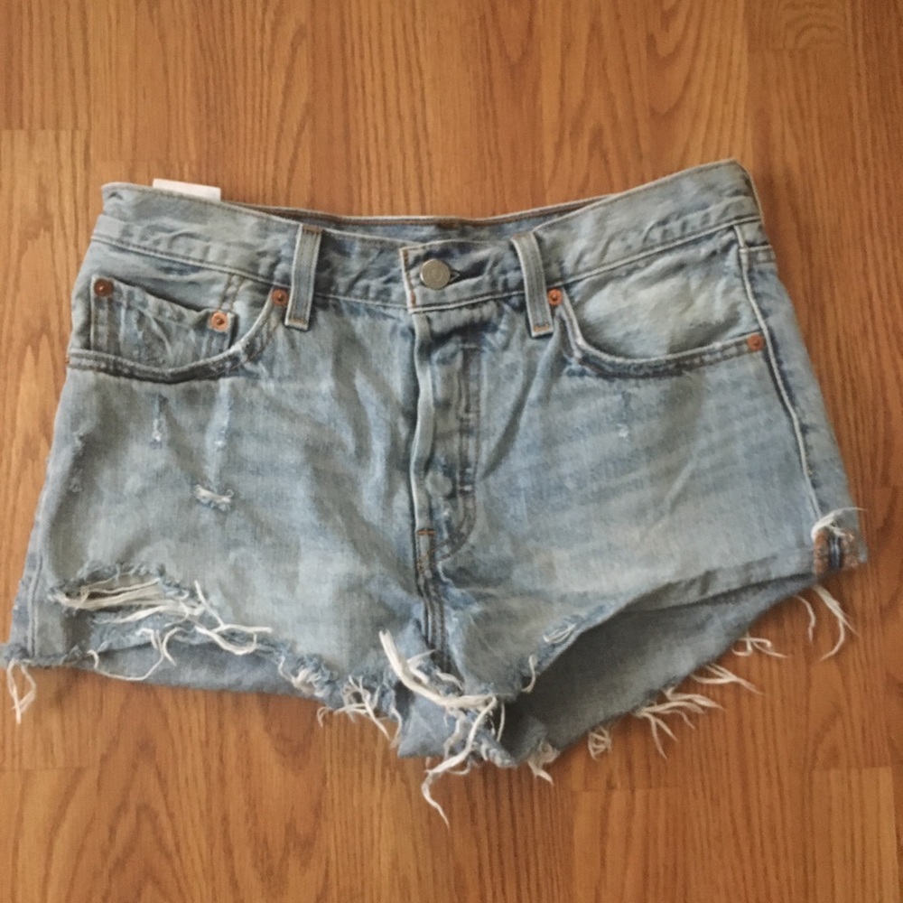LEVI’S SHORTS